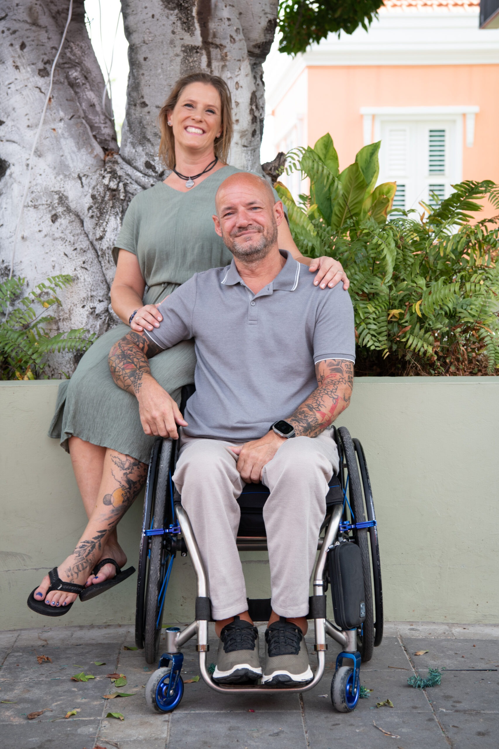 Op de foto zie je de helft van het gezicht van Claudia Stinne. Ze kijkt je recht aan met een zeer blauwe iris. De rest van haar gezicht is buiten beeld, door een boom die out of focus is